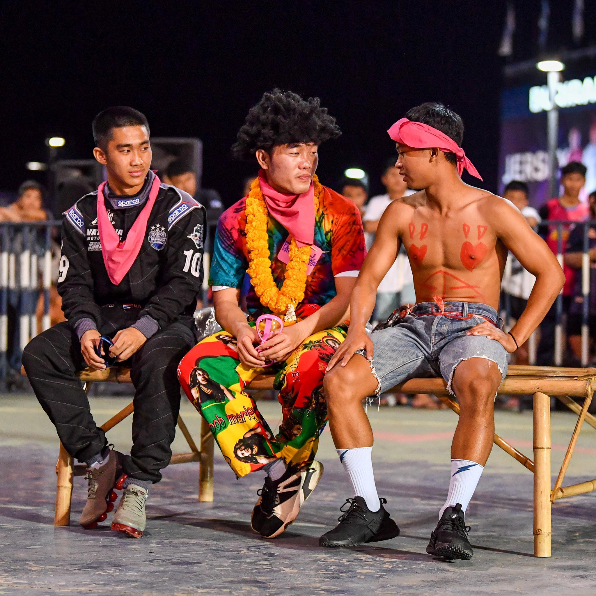 Xuân Trường ăn diện sặc sỡ trong đêm tiệc ở Buriram