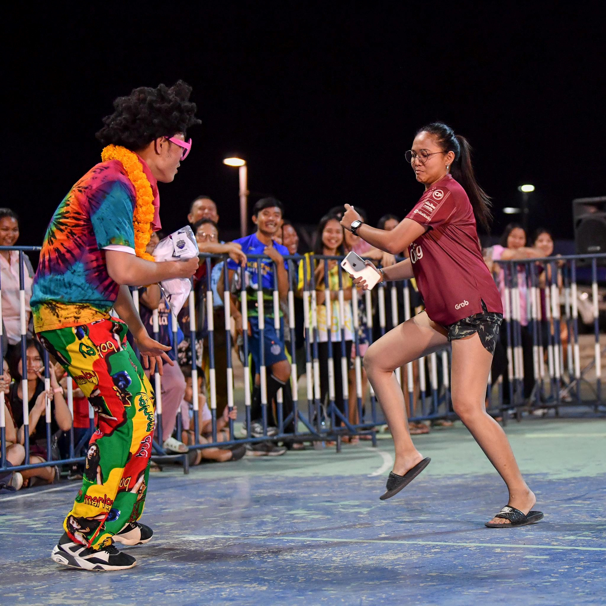 Xuân Trường ăn diện sặc sỡ trong đêm tiệc ở Buriram