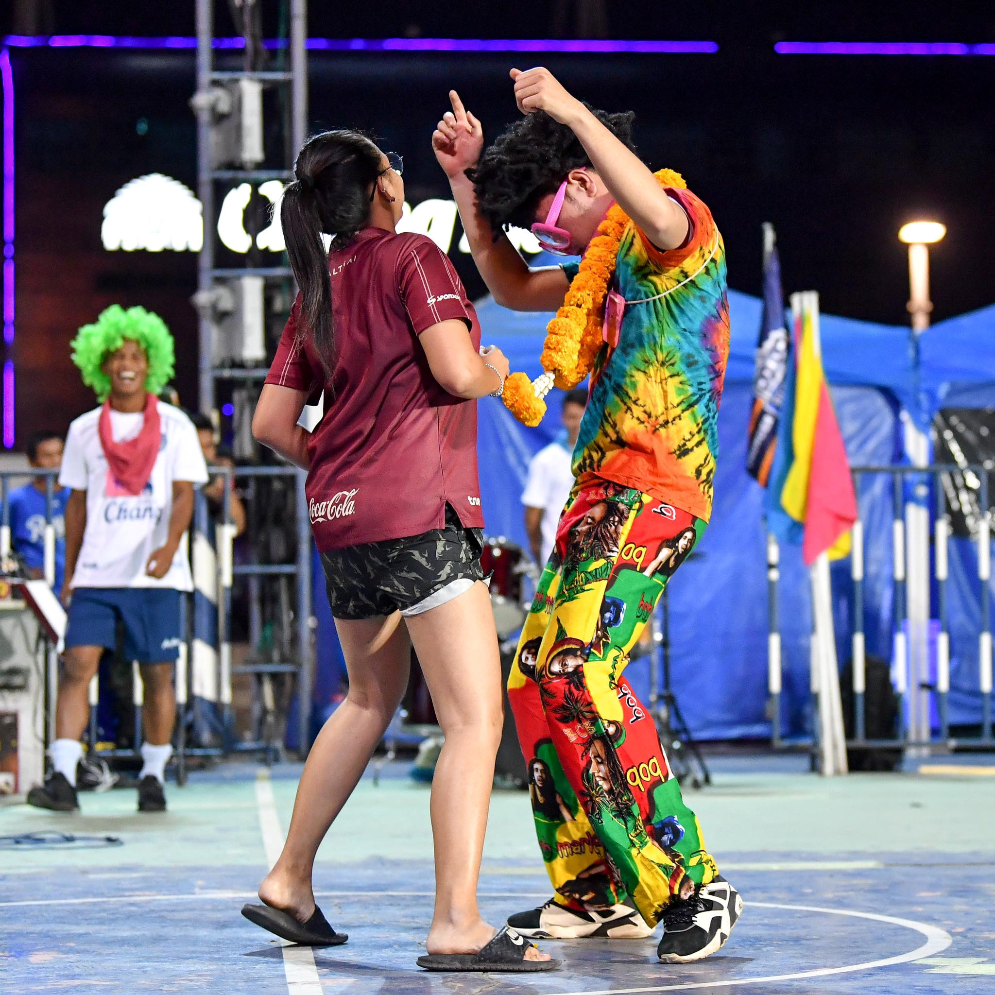 Xuân Trường ăn diện sặc sỡ trong đêm tiệc ở Buriram