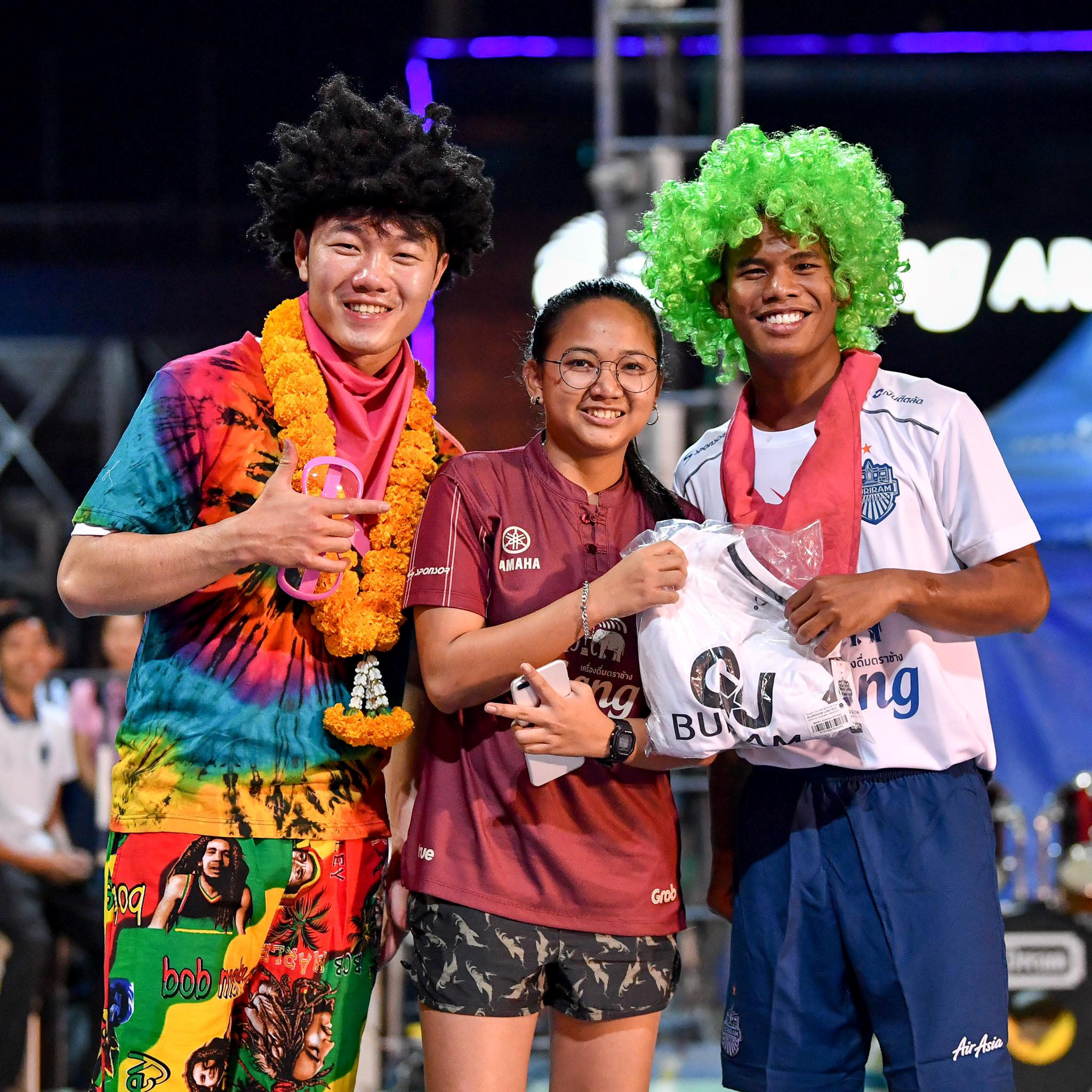 Xuân Trường ăn diện sặc sỡ trong đêm tiệc ở Buriram