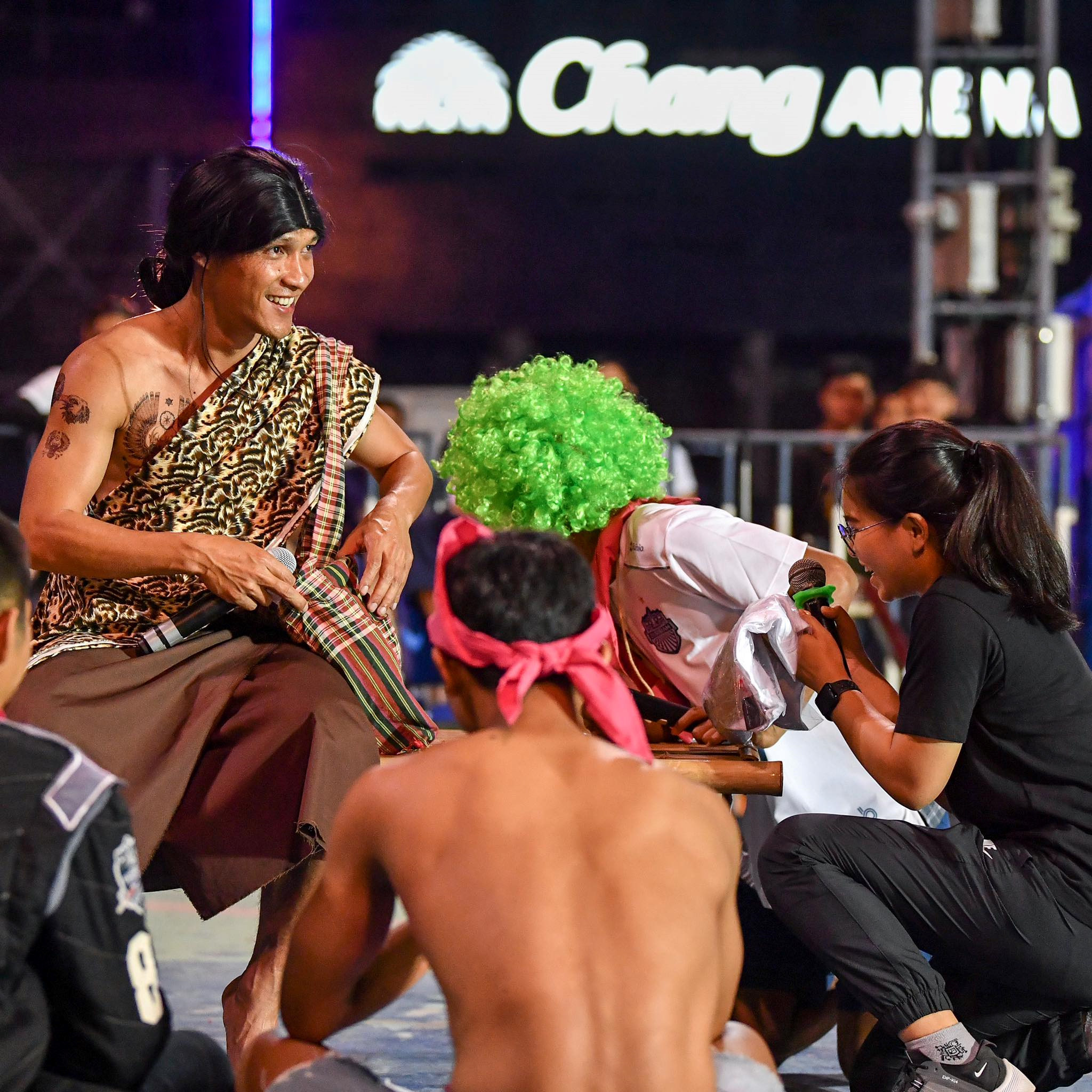 Xuân Trường ăn diện sặc sỡ trong đêm tiệc ở Buriram