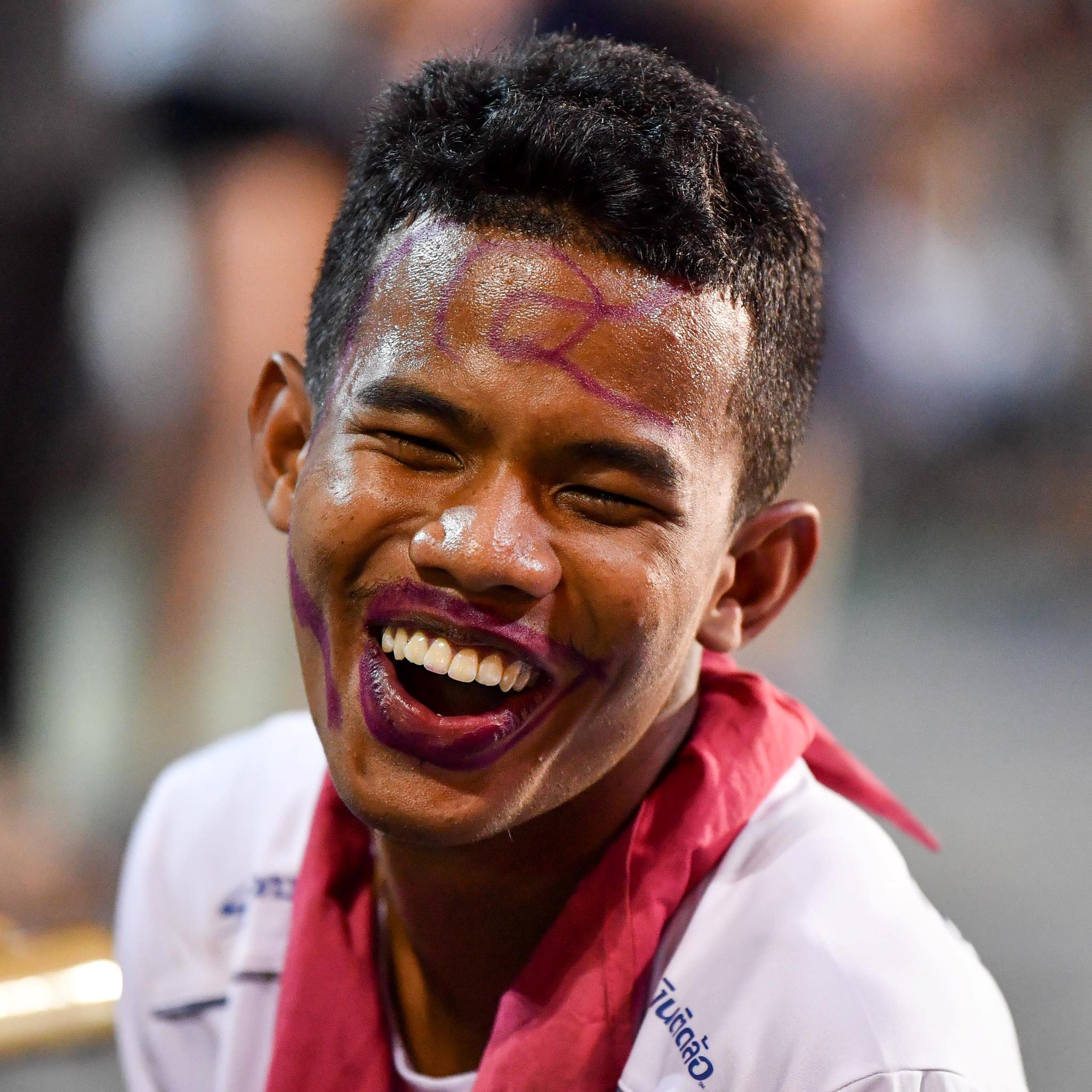 Xuân Trường ăn diện sặc sỡ trong đêm tiệc ở Buriram