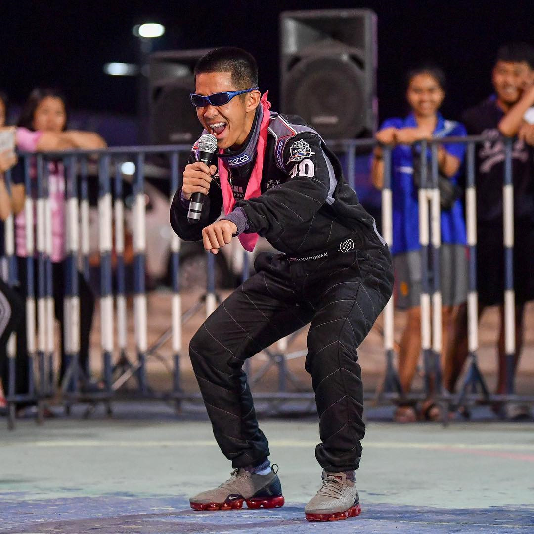 Xuân Trường ăn diện sặc sỡ trong đêm tiệc ở Buriram