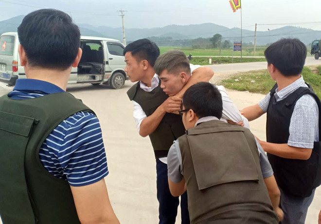 Toàn bộ 3 người ôm súng cố thủ trong xe đã bị khống chế