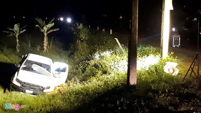 Toàn bộ 3 người ôm súng cố thủ trong xe đã bị khống chế