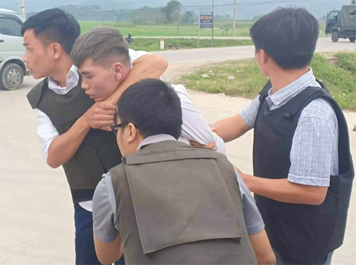 Truy tìm nghi phạm thứ 4 trong vụ cầm súng cố thủ ở xe chở ma tuý