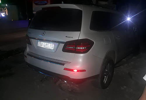 Ôtô húc văng ba người, đâm sập kiốt