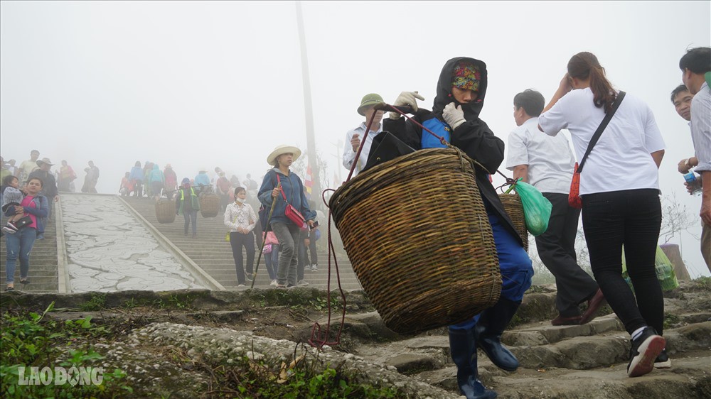 275.000 đồng/ngày cõng rác từ đỉnh chùa Đồng Yên Tử xuống núi