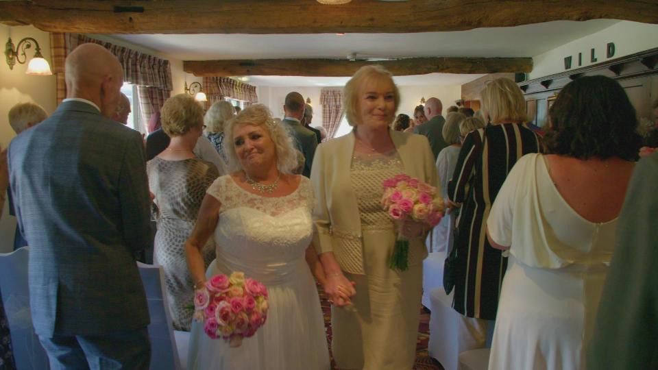 Chồng chuyển giới sau 35 năm chung sống, vợ vẫn bằng lòng tiếp tục ở bên người mình yêu thương