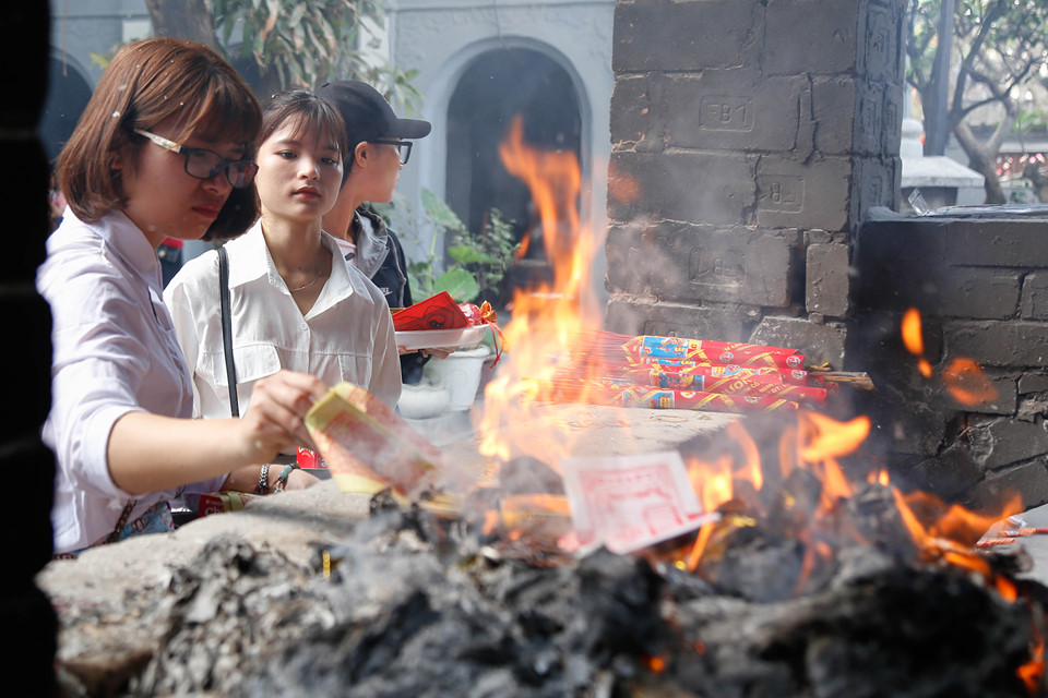 Nam thanh nữ tú đến chùa Hà xin thoát ế tăng đột biến vào Valentine