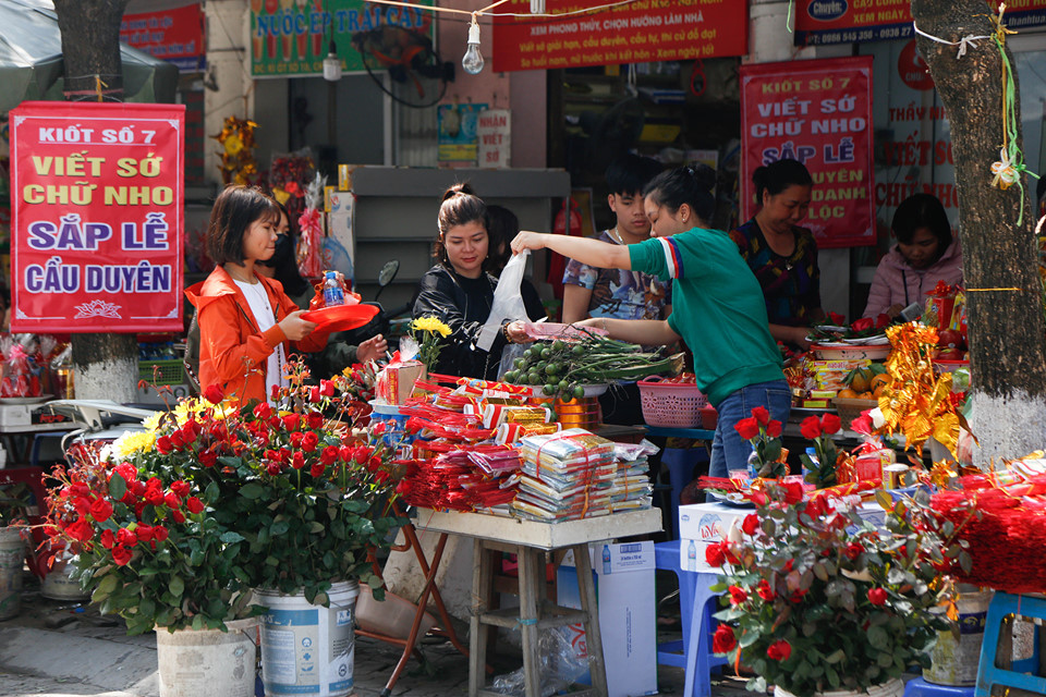 Nam thanh nữ tú đến chùa Hà xin thoát ế tăng đột biến vào Valentine