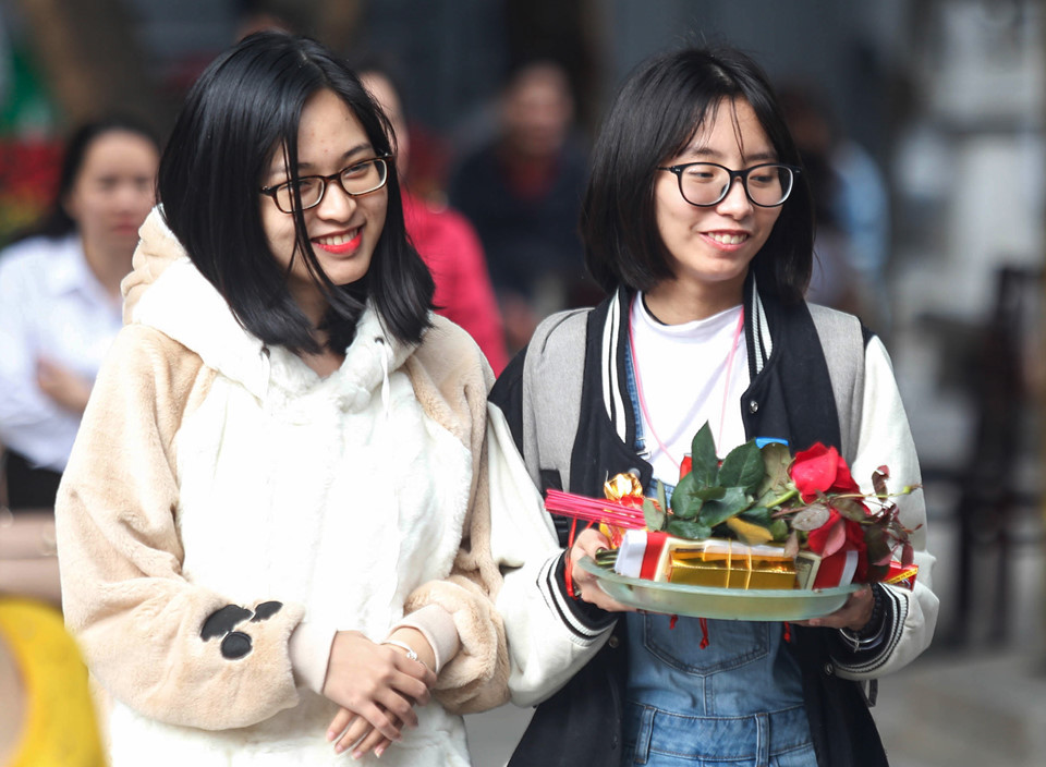 Nam thanh nữ tú đến chùa Hà xin thoát ế tăng đột biến vào Valentine