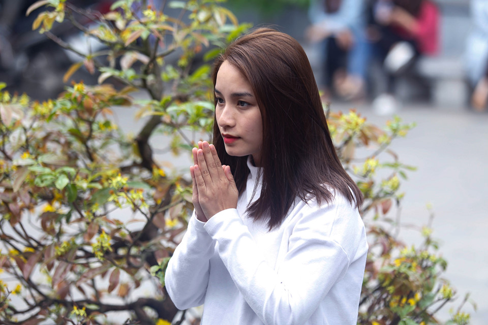 Nam thanh nữ tú đến chùa Hà xin thoát ế tăng đột biến vào Valentine