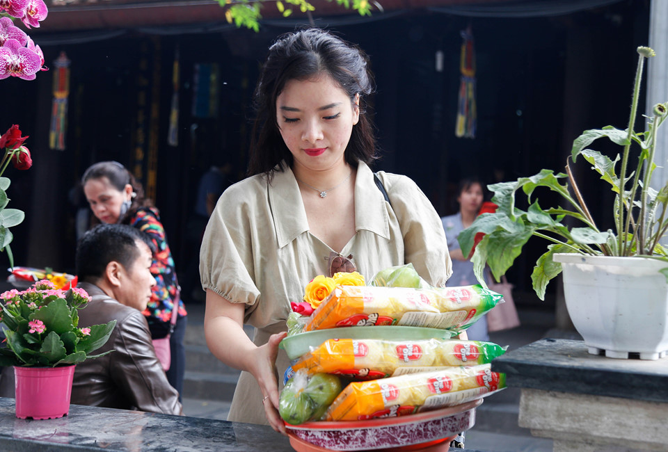 Nam thanh nữ tú đến chùa Hà xin thoát ế tăng đột biến vào Valentine