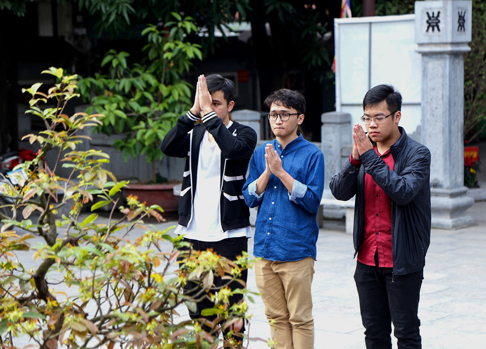 Nam thanh nữ tú đến chùa Hà xin thoát ế tăng đột biến vào Valentine