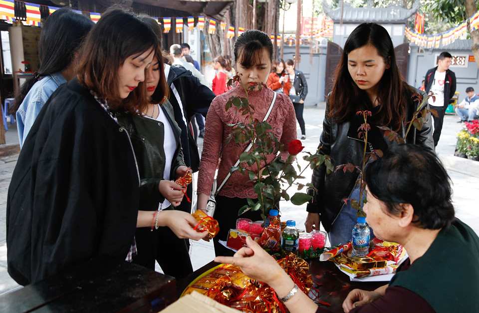 Nam thanh nữ tú đến chùa Hà xin thoát ế tăng đột biến vào Valentine