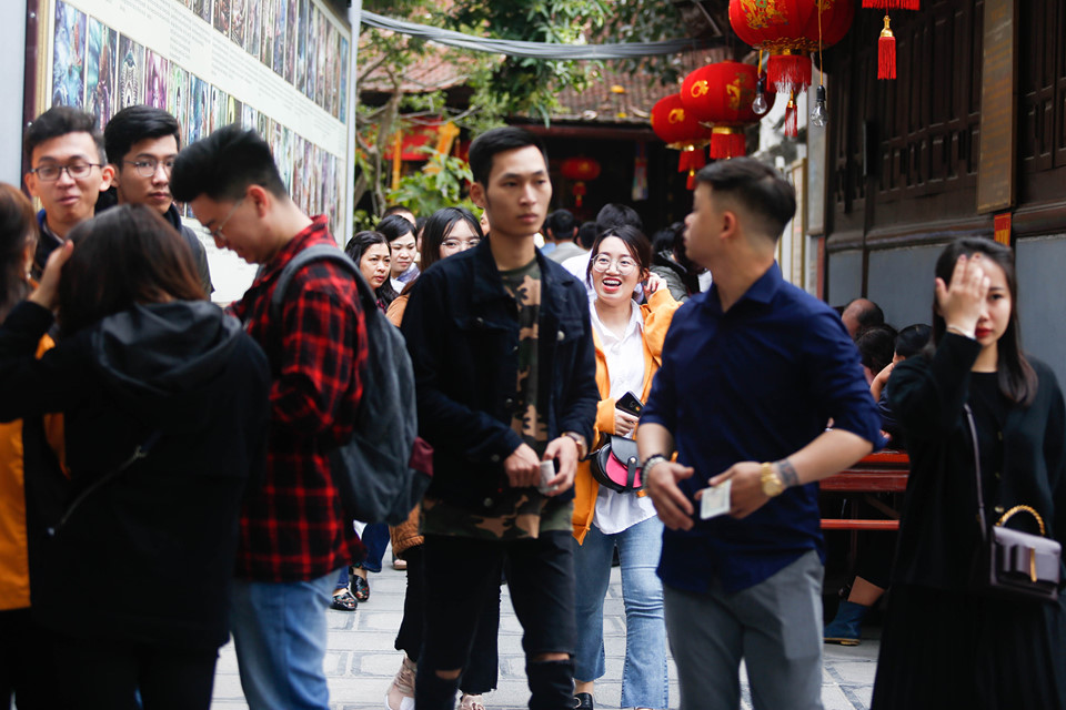 Nam thanh nữ tú đến chùa Hà xin thoát ế tăng đột biến vào Valentine