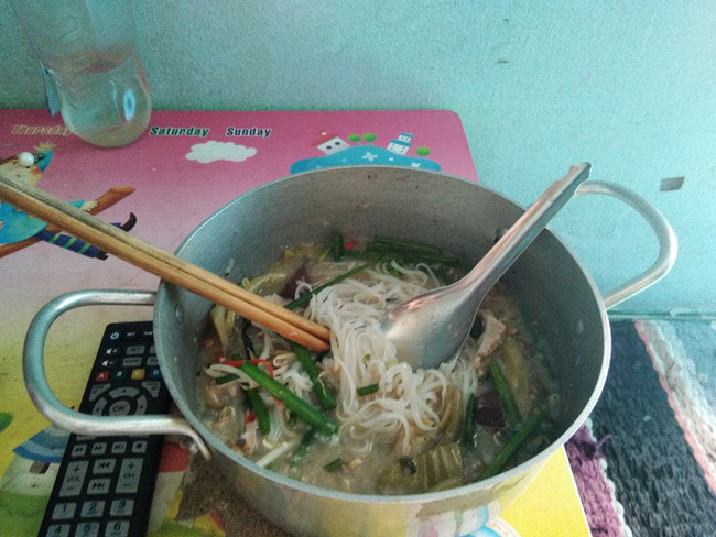 Bị cư dân mạng xúm vào chê bữa ăn khuya nấu cho chồng như cám lợn, vợ trẻ tủm tỉm giải thích lý do khiến nhiều người ngỡ ngàng