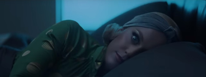 Katy Perry tung MV 365 đúng ngày Valentine, lại là áo dài của NTK Công Trí?