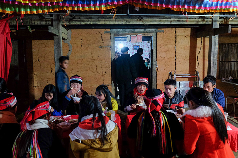 Màn kiểm tra lễ vật suốt 30 phút trong đám cưới đặc biệt ở Hà Giang