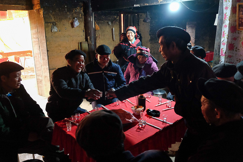 Màn kiểm tra lễ vật suốt 30 phút trong đám cưới đặc biệt ở Hà Giang