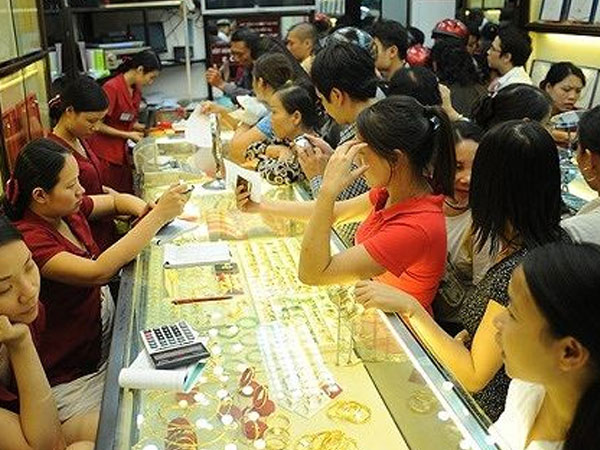 Loạn giá vàng ngày vía Thần tài, ai hưởng lợi?