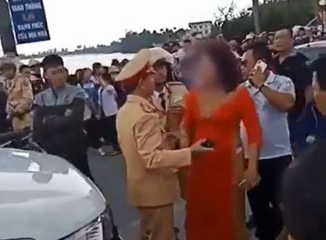 Diễn biến mới vụ mẹ chú rể đập tay vào ô tô lớn tiếng với CSGT bây giờ chị không có xe