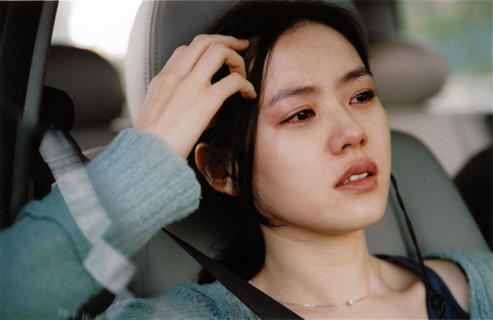 Sững sờ bắt gặp chồng ôm người yêu cũ vào khách sạn, dù đã từng bị đá phũ phàng