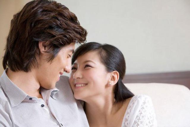 Sững sờ bắt gặp chồng ôm người yêu cũ vào khách sạn, dù đã từng bị đá phũ phàng