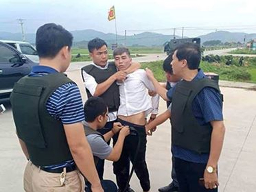 Hàng trăm cảnh sát bao vây ba người cầm súng cố thủ trong ôtô