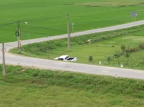 Hàng trăm cảnh sát bao vây ba người cầm súng cố thủ trong ôtô