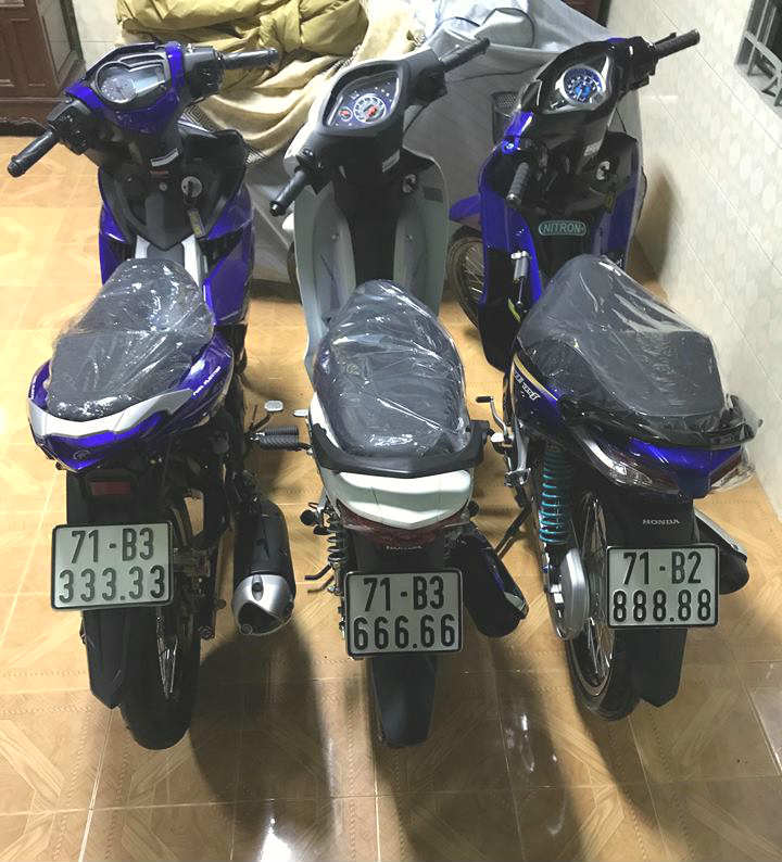 Xe máy rẻ đeo biển khủng, đẳng cấp dân chơi Hai Lúa