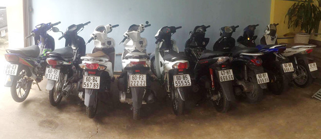 Xe máy rẻ đeo biển khủng, đẳng cấp dân chơi Hai Lúa