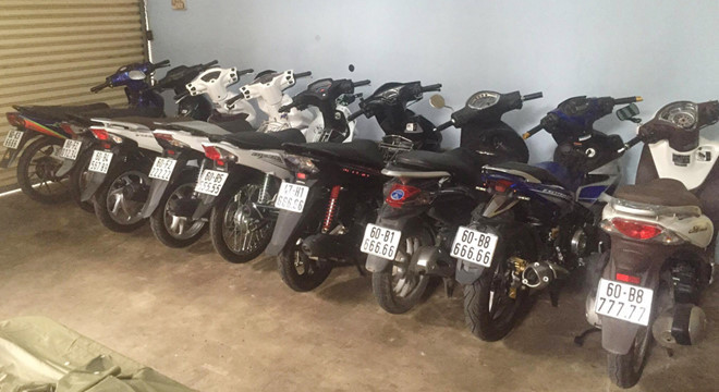 Xe máy rẻ đeo biển khủng, đẳng cấp dân chơi Hai Lúa