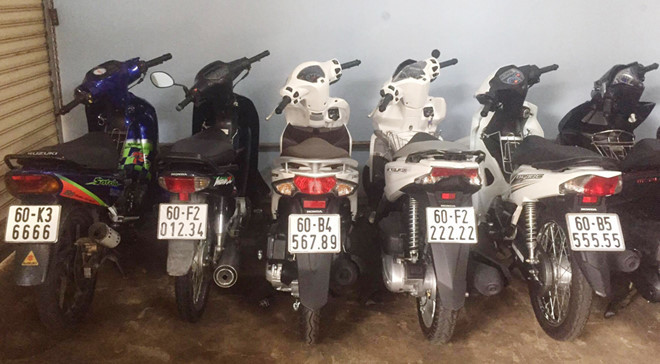 Xe máy rẻ đeo biển khủng, đẳng cấp dân chơi Hai Lúa