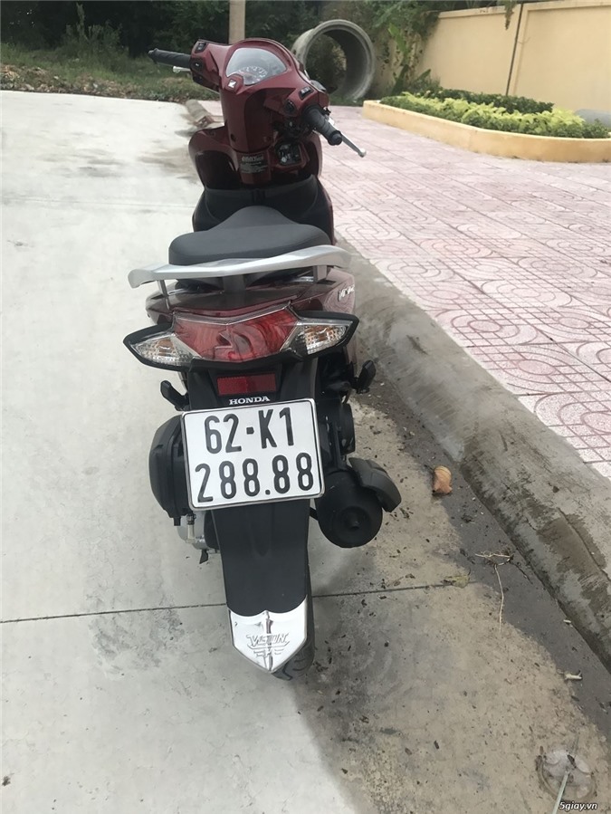 Xe máy rẻ đeo biển khủng, đẳng cấp dân chơi Hai Lúa