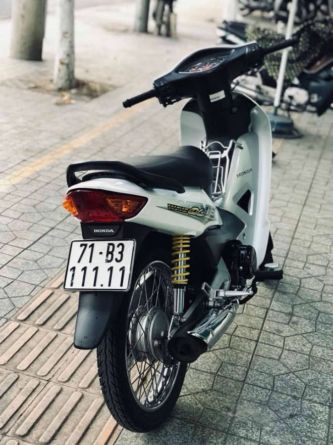 Xe máy rẻ đeo biển khủng, đẳng cấp dân chơi Hai Lúa