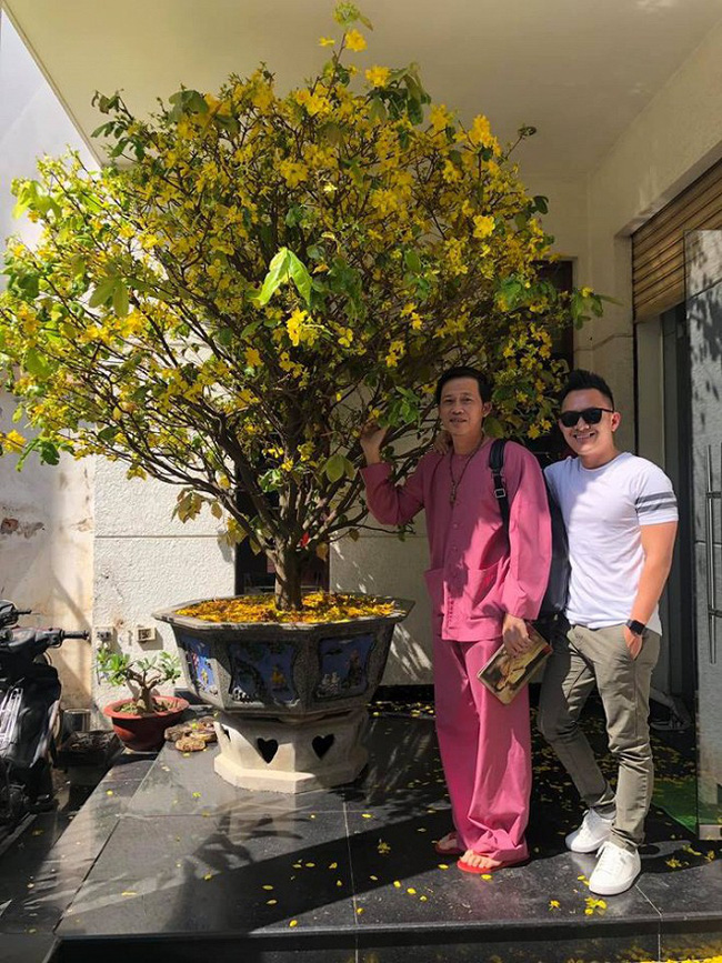 Con trai ruột Hoài Linh trở về Việt Nam thăm quê sau 9 năm sinh sống, học tập tại Mỹ