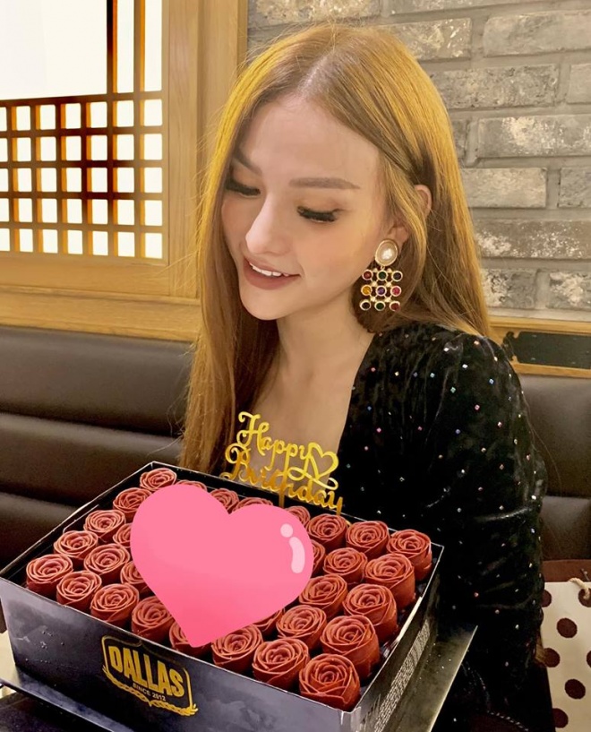 Thu Thủy khoe quà Valentine do bạn trai tặng sau hơn 1 năm ly hôn