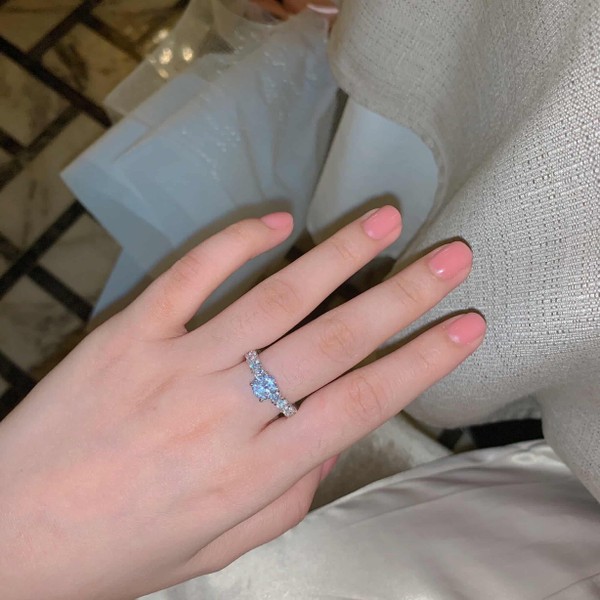 Thúy Vi khoe có người vớt trước Valentine, mong hạnh phúc và không bị mọc sừng