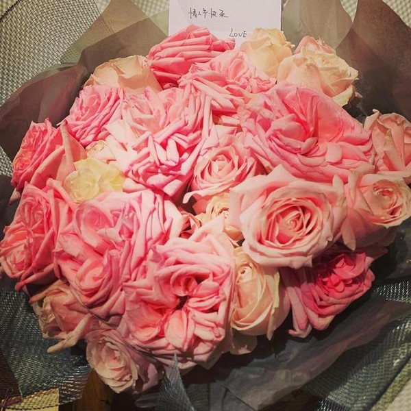 Giữa tin đồn ly thân với chồng tỷ phú, Triệu Vy thả nhẹ hình ảnh bó hoa hồng ngọt ngào được tặng dịp Valentine