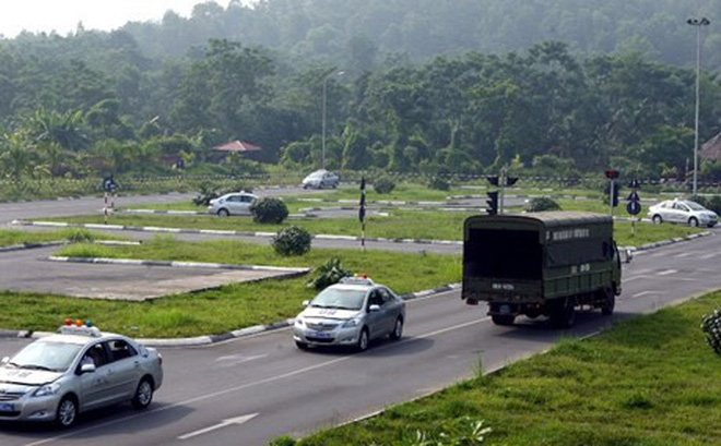 Sử dụng điện thoại khi thi lái xe: Hủy kết quả, cấm dự sát hạch 5 năm
