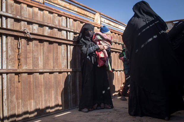 Đại chiến Syria: Kinh hoàng IS giết vợ vì chạy trốn khỏi ngày tàn