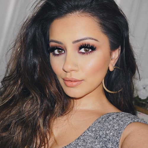 Blogger triệu fan bày cách chọn kem nền mịn như da em bé