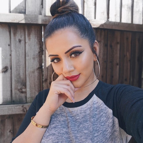 Blogger triệu fan bày cách chọn kem nền mịn như da em bé