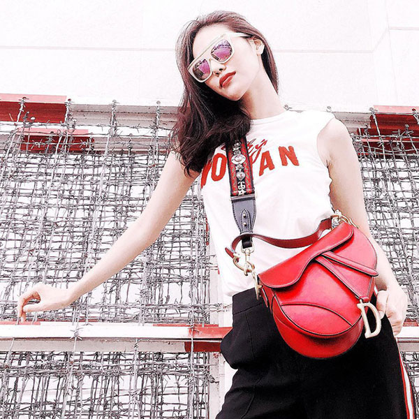 Có thể gọi Lan Khuê là nữ hoàng son môi đỏ vì nhan sắc của cô là sự tổng hòa tất thảy những yếu tố này