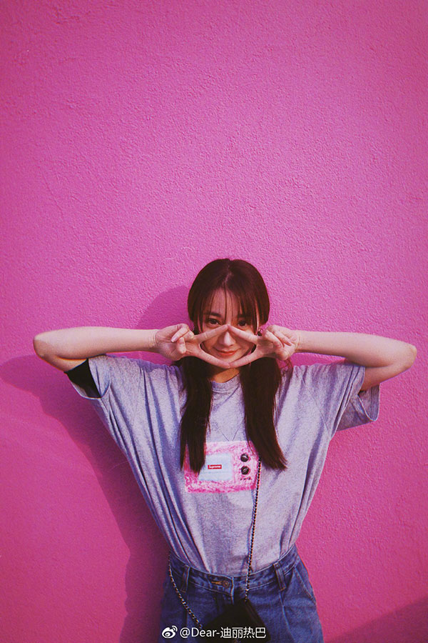 Cuộc chiến nhan sắc giữa 2 mỹ nhân Tân Cương: Nhiệt Ba kín đáo như nữ sinh, Na Trát siêu nóng bỏng với đồ bơi trong ngày 14/2