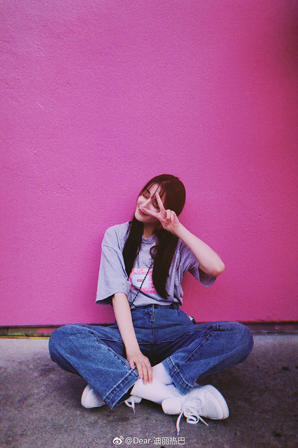 Cuộc chiến nhan sắc giữa 2 mỹ nhân Tân Cương: Nhiệt Ba kín đáo như nữ sinh, Na Trát siêu nóng bỏng với đồ bơi trong ngày 14/2