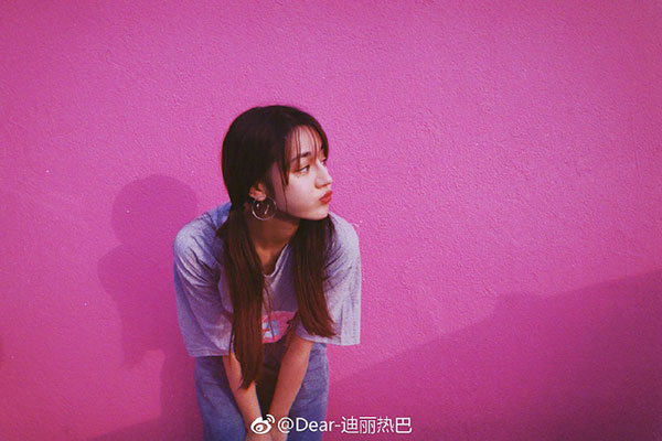 Cuộc chiến nhan sắc giữa 2 mỹ nhân Tân Cương: Nhiệt Ba kín đáo như nữ sinh, Na Trát siêu nóng bỏng với đồ bơi trong ngày 14/2