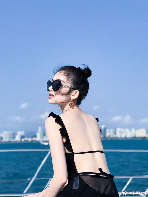 Cuộc chiến nhan sắc giữa 2 mỹ nhân Tân Cương: Nhiệt Ba kín đáo như nữ sinh, Na Trát siêu nóng bỏng với đồ bơi trong ngày 14/2